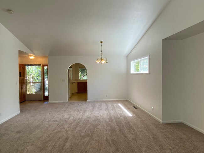 Building Photo - 331 Vistamont Dr