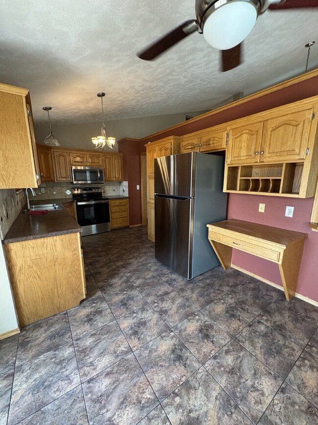 Building Photo - "Spacious 4-Bedroom Sanctuary with 3 Full Baths on Country View Drive, Derby - 3189 Sq Ft of Comf...