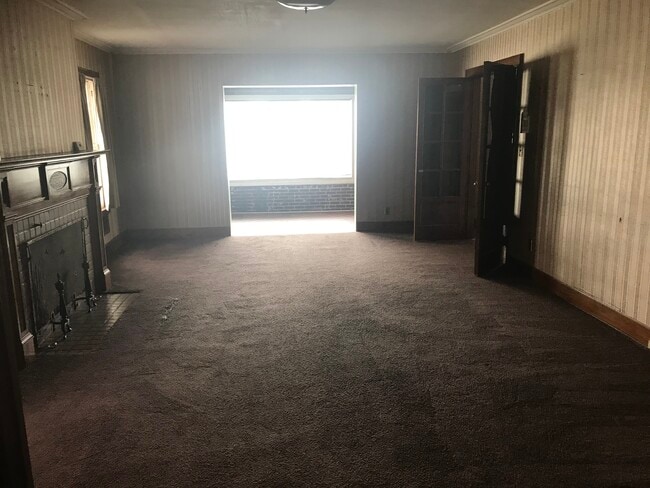 Living rm - 118 W Chestnut St