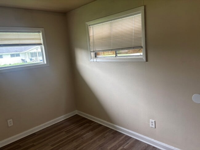 Building Photo - Spacious 3BD/1BA