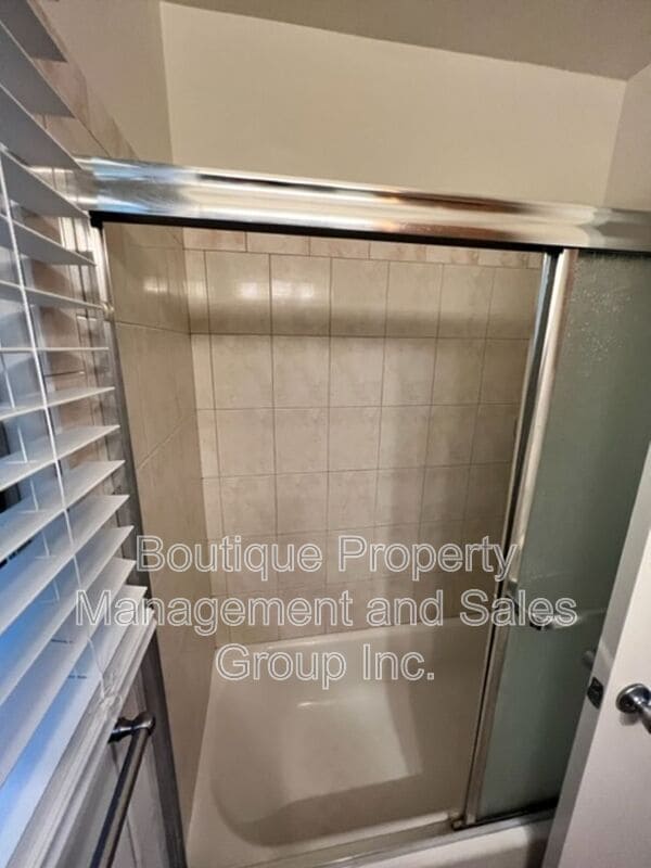 Building Photo - 930 E 1st St