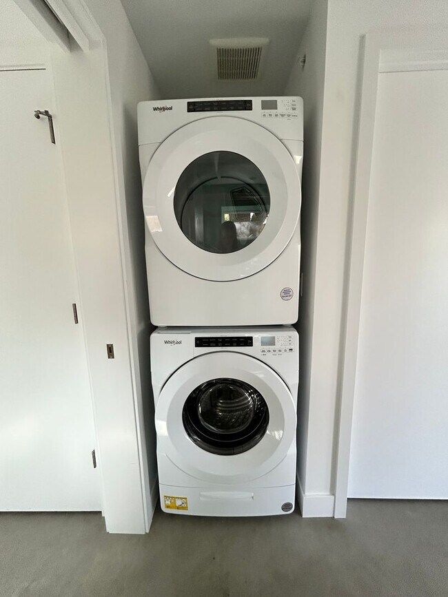Building Photo - Modern 1BR Apt. (Built 2023), Walk to Down...
