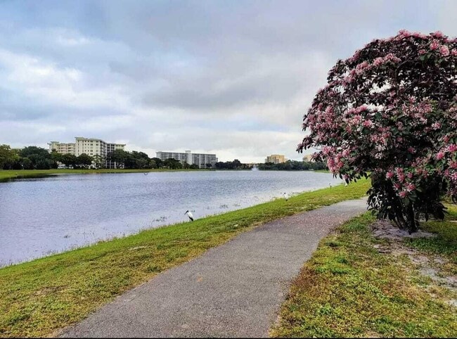Building Photo - 3150 N Palm Aire Dr