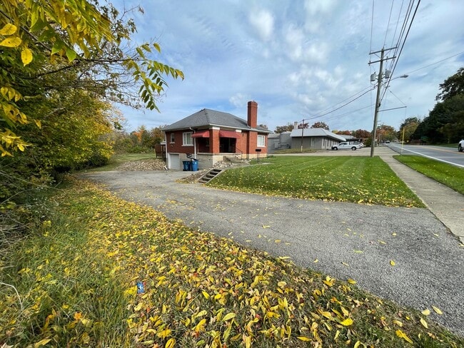 Building Photo - Great Brick Home or Office Space near down...