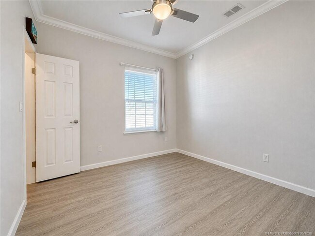 Building Photo - 252 NE Ebbtide Way