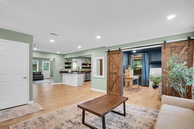 Building Photo - Fully Furnished Home in the Heart of Southside Savannah!
