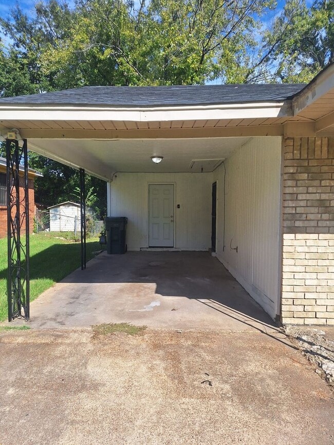 Building Photo - Great Property in quite Neighborhood