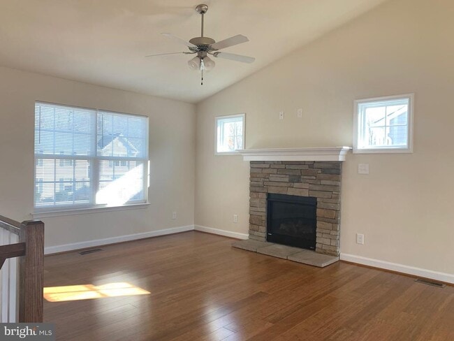 Building Photo - 6926 Lunette Ln