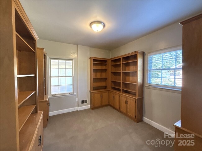 Building Photo - 1127 Queensgate St