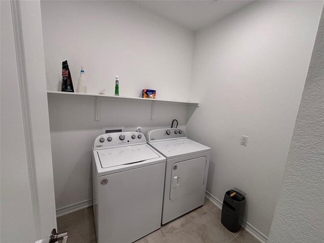 Building Photo - 562 Papaya Dr