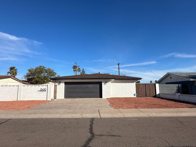 Building Photo - Scottsdale, 3 bed, 2 bath, 2 car garage, 1...