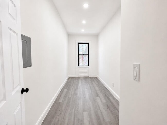 Building Photo - 428 56th St