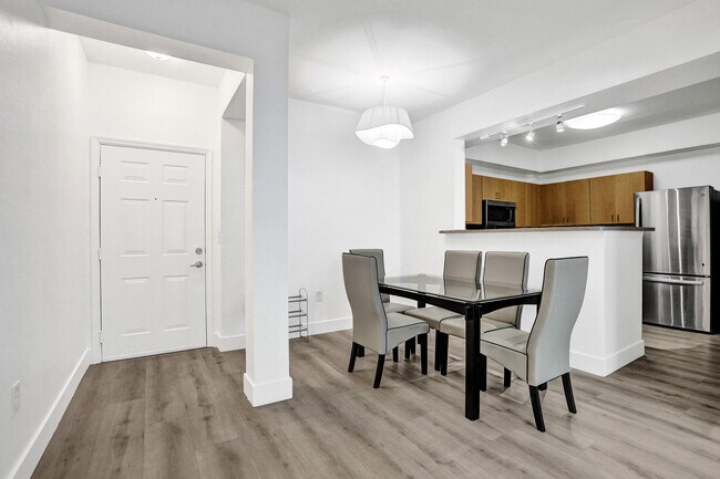 Building Photo - 533 NE 3rd Ave