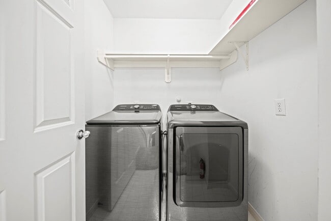 Building Photo - 1523 Cook St