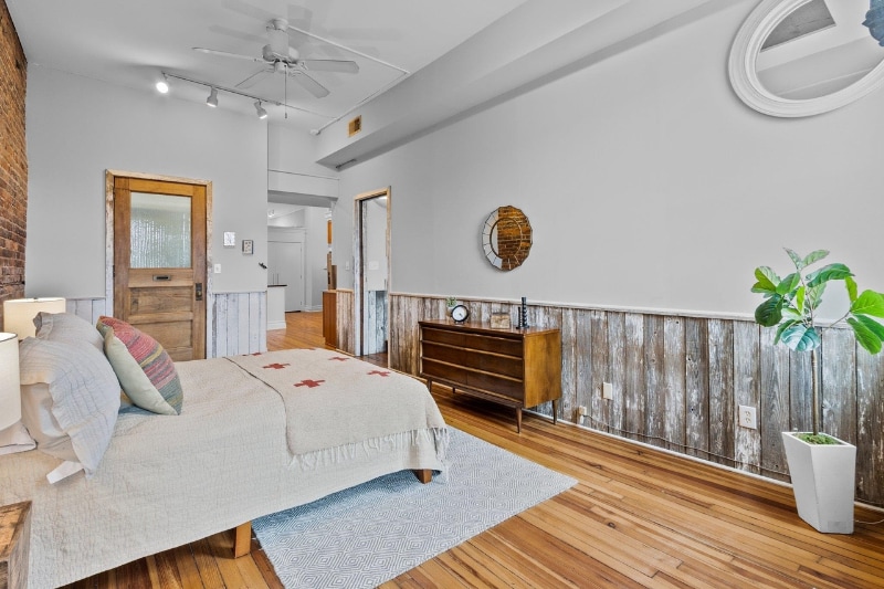 Building Photo - 323 W Main St