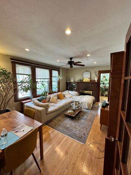 Living Room - 9 Parkwood Ter