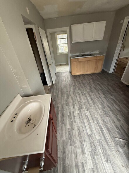 Building Photo - 7205 Calvin Ave