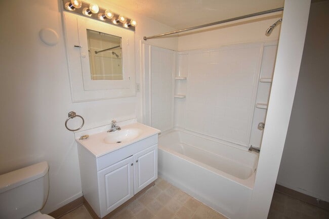 Building Photo - Spacious Three Bedroom House in Mill Hall!