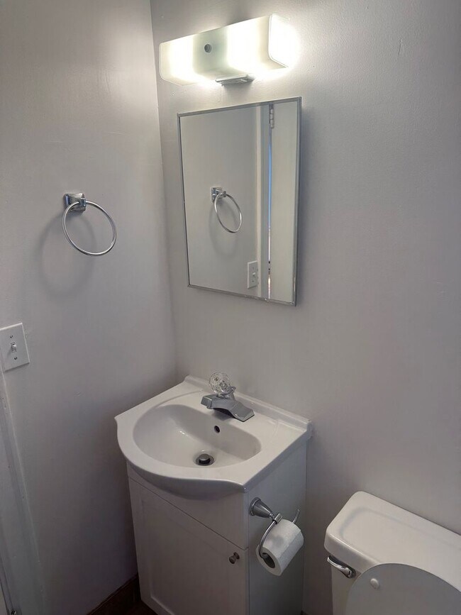 Building Photo - Adorable Valley 1+bedroom bungalow with Shop!