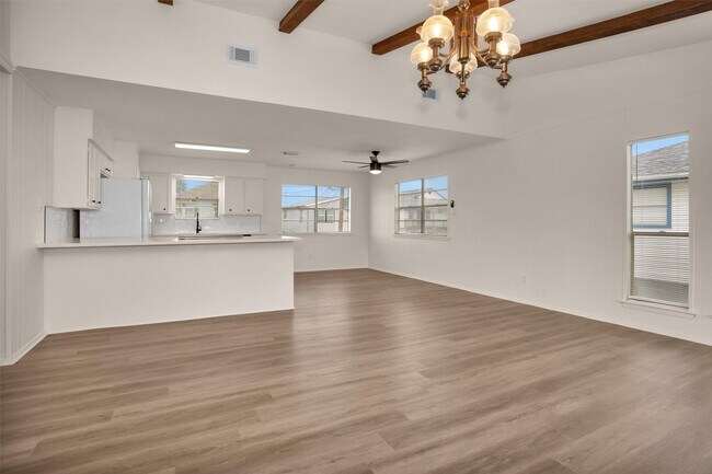 Building Photo - 539 Pompano St