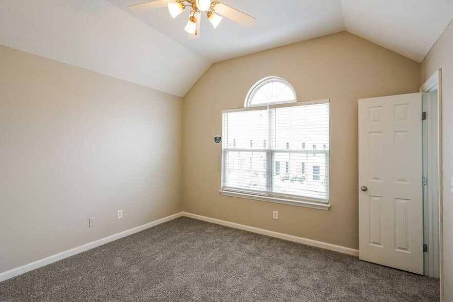 Building Photo - 8013 Logan Dr