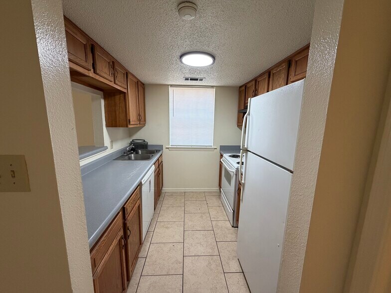 Building Photo - 415 Zinnia Ave