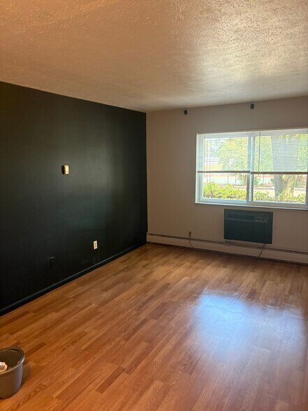 Building Photo - 1691 Robinwood Ave