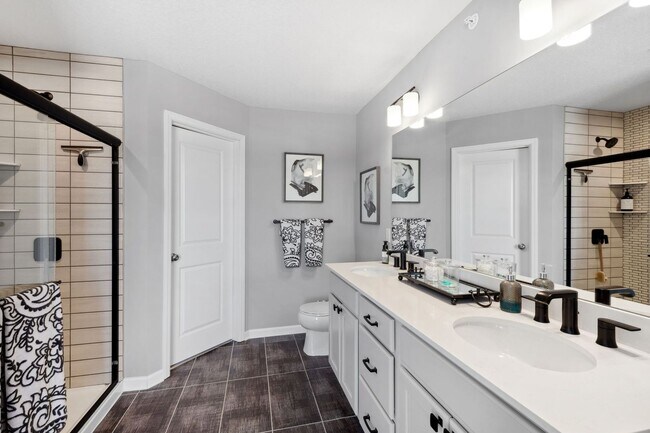 Building Photo - Rare End Unit 3Bed 3Bath Townhome in Rogers