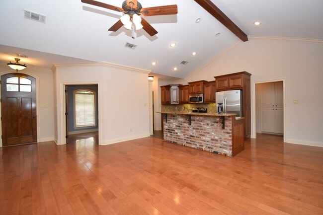 Building Photo - Spacious 3 Bedroom, 2 Bath Home