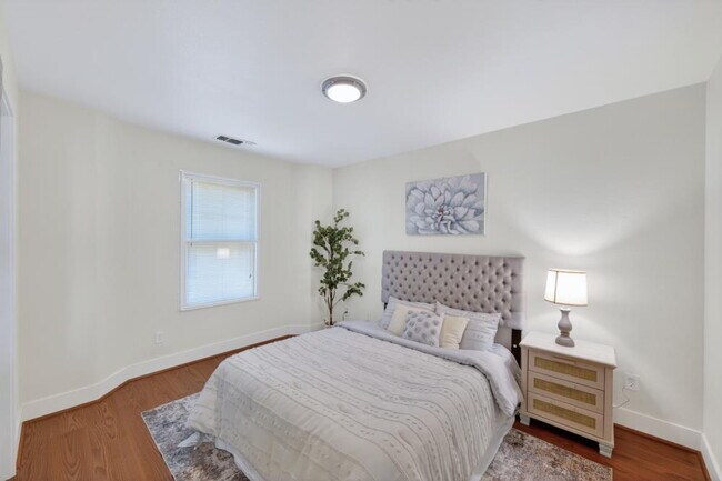 Building Photo - Charming 3-Bed Home in Sacramento with 2.5 Baths