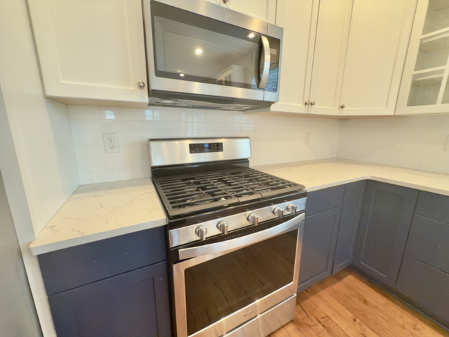 Building Photo - Beautiful 3 bed 3 bath WALKABLE to restaur...