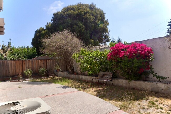 Building Photo - FRESH & BRIGHT 3 BEDROOM GEM IN PRIME LOCA...