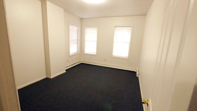 Building Photo - Updated large 2BR 1BA home with driveway p...