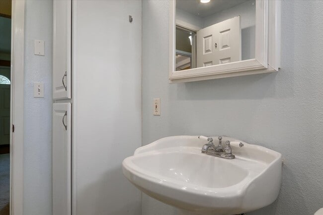 Building Photo - 10082 Endfield Way