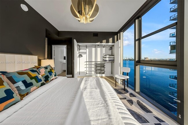 Building Photo - 700 NE 24th St