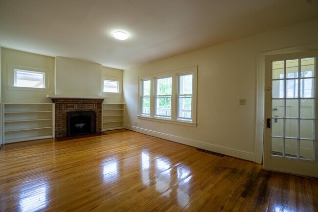 Building Photo - 407 Roosevelt Ave