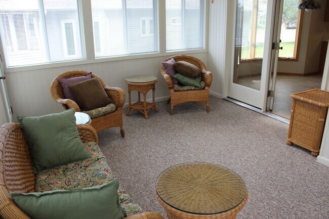 Building Photo - AVAILABLE JULY 2026!!! Incredible 3 bedroom, 2-1/2 bath duplex style condominium on Iowa City Eas...