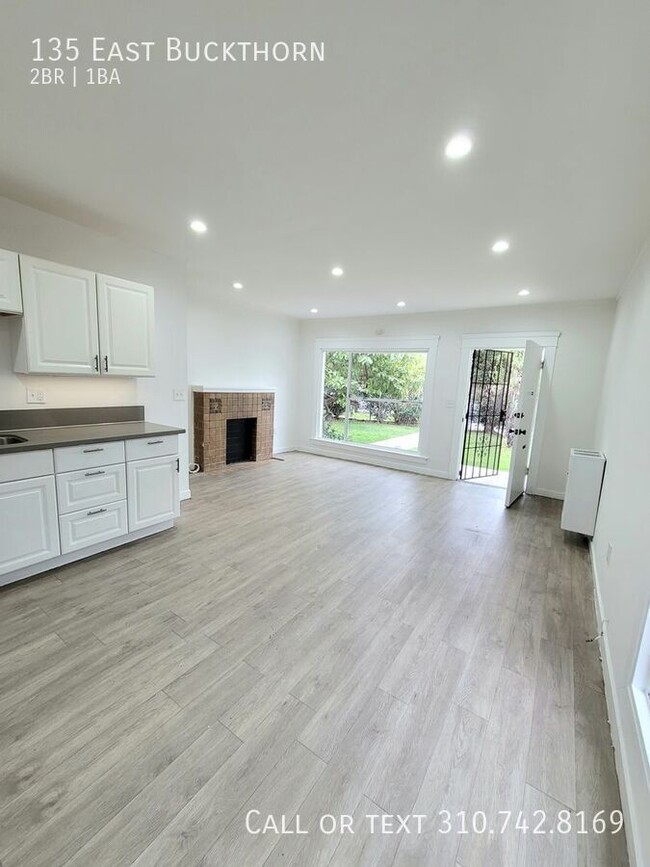 Building Photo - 135 East Buckthorn-