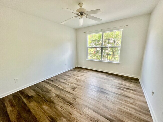 Building Photo - Four Bedroom, End Unit Townhome in the Farm!