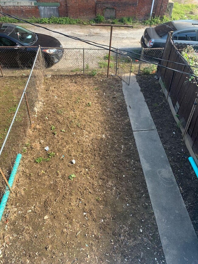 Building Photo - Available Now! Cozy 1-2 bedroom house with...