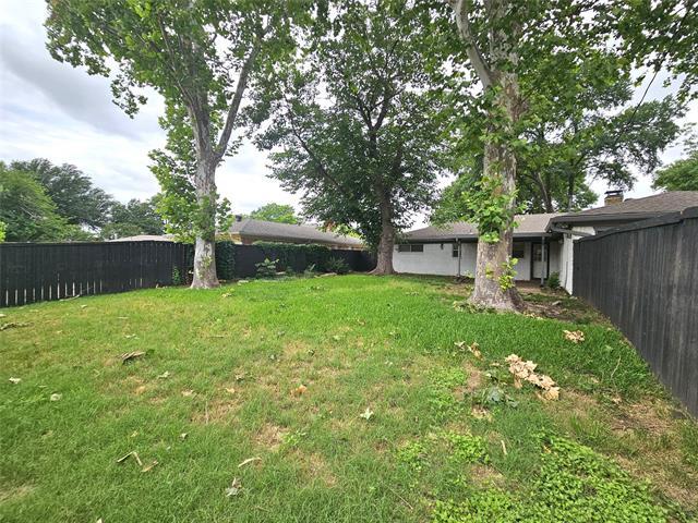 Building Photo - 1304 Oakhill Dr