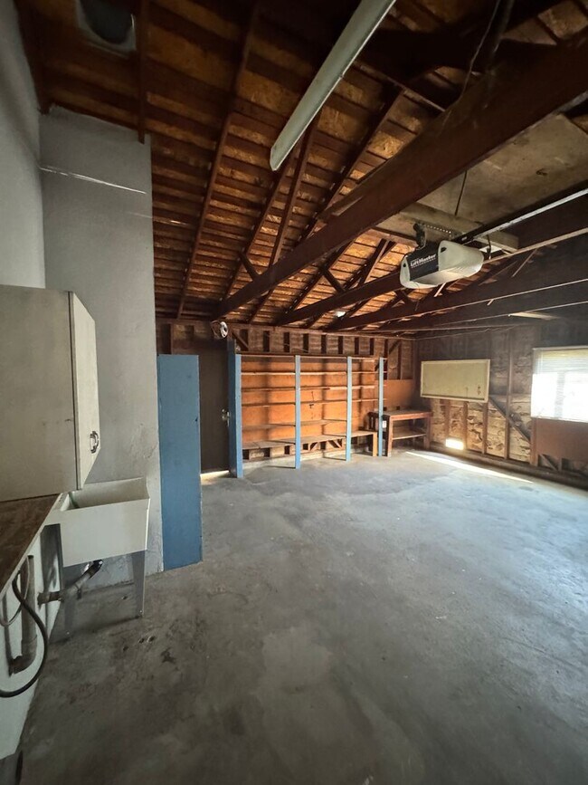 Building Photo - Charming Home Rent Ready !