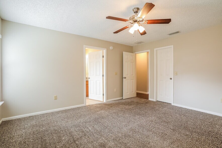 Building Photo - 411 Willow Green Dr