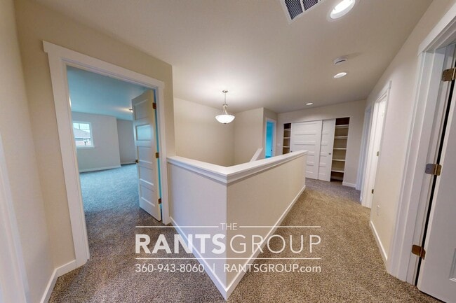 Building Photo - Beautiful Home! Easy JBLM Commute!