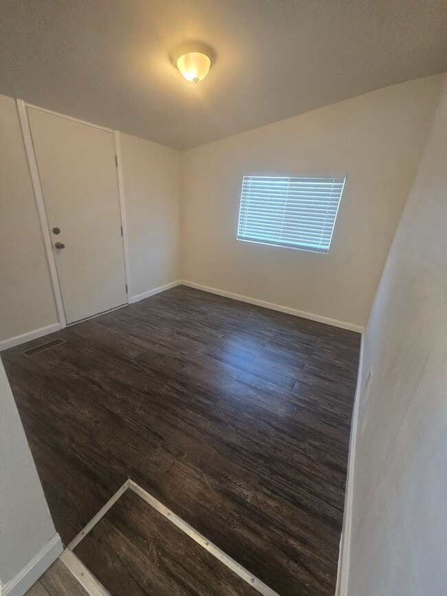 Building Photo - 3 Br 1 Ba available Now
