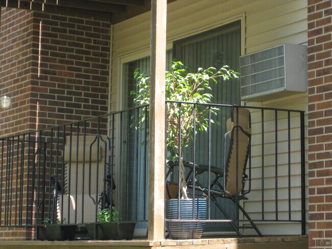 Building Photo - 820 Roberts Ave