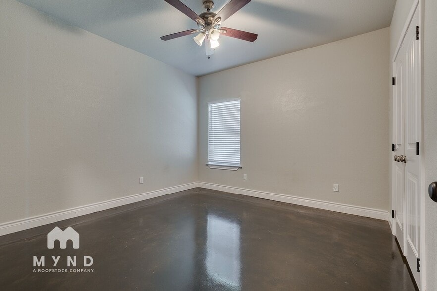 Building Photo - 359 E 9th St