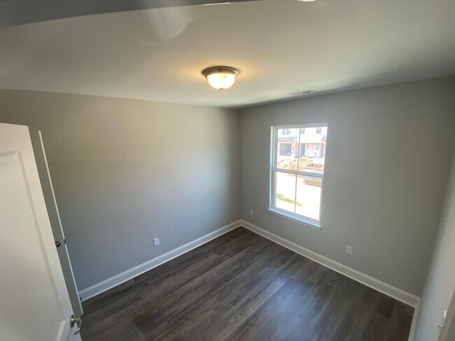 Building Photo - Spacious 3BR Townhome with Modern Finishes & Lawn Care Included!