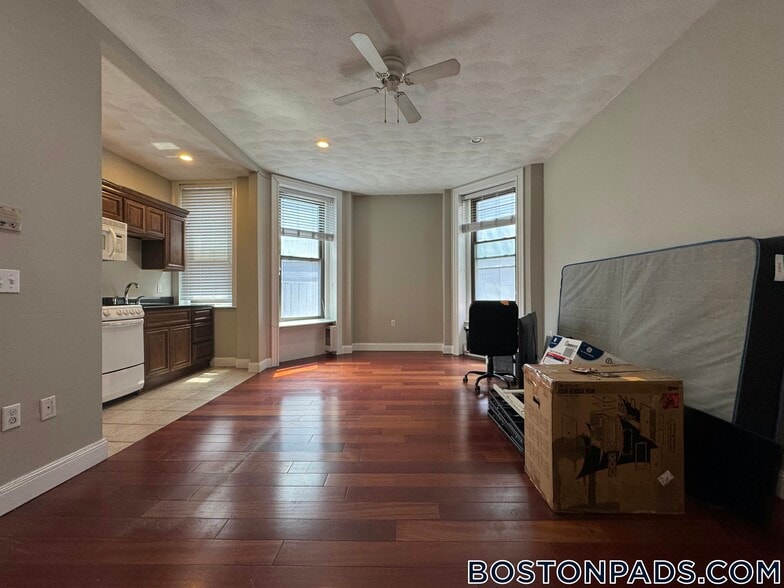 Building Photo - 250 Newbury St