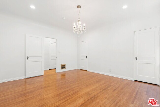 Building Photo - 1121 S Orange Dr